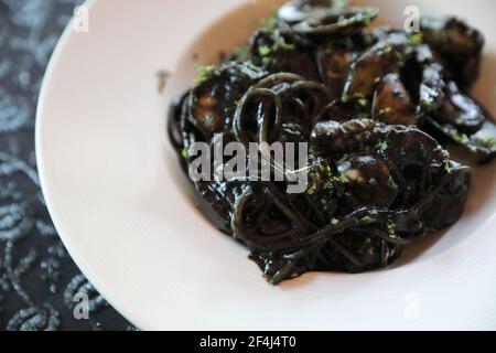 Spaghetti di pesce con inchiostro calamaro, cibo italiano