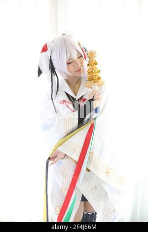 Japan anime cosplay , bianco giapponese miko in una stanza di tono bianco Foto Stock