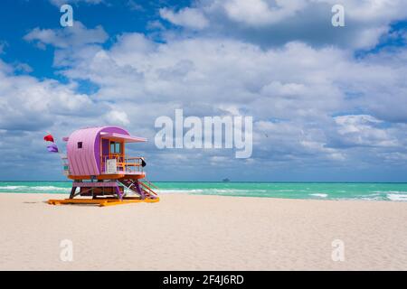 Spiaggia costiera soleggiata con colorata torre di guardia della vita a bSouth Beach, Miami-Dade, Florida USA Foto Stock