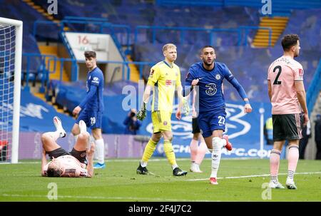 Londra, Regno Unito. 21 Mar 2021. Hakim Ziyech di Chelsea (2° R) festeggia il punteggio durante la partita finale della fa Cup tra Chelsea e Sheffield United a Stamford Bridge a Londra, in Gran Bretagna, il 21 marzo 2021. Credit: Matthew Impey/Xinhua/Alamy Live News Foto Stock