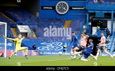 Londra, Regno Unito. 21 Mar 2021. Hakim Ziyech di Chelsea (2° R) spara per segnare durante la partita finale della fa Cup tra Chelsea e Sheffield United a Stamford Bridge a Londra, in Gran Bretagna, il 21 marzo 2021. Credit: Matthew Impey/Xinhua/Alamy Live News Foto Stock