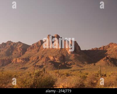 Vista delle Superstition Mountains dalla Peralta Trailhead vicino ad Apache Junction, Arizona. L'area fa parte della Foresta Nazionale di Tonto. Foto Stock