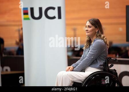 Kristina Vogel, ex campione del mondo, riceve un premio dal presidente dell'UCI David Lappartient ai Campionati Mondiali di pista 2020 dell'UCI Foto Stock