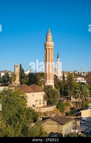 Torre dell'Orologio e minareto Yivli nel centro storico di Kaleici ad Antalya, Turchia Foto Stock