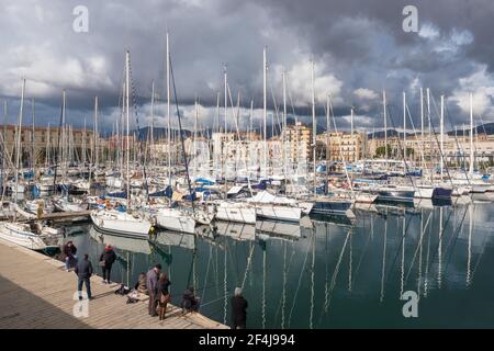 Barche e yacht nel vecchio porto di Palermo, Sicilia, Italia Foto Stock