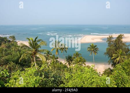 Paesaggio tropicale con una spiaggia vuota a Maharashtra, India meridionale Foto Stock