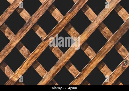 Trama interna in gazebo in rete decorativa di legno su sfondo esterno nero. Foto Stock