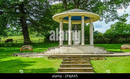 Magna carta Memorial, Runnymede, accanto al Tamigi. Foto Stock