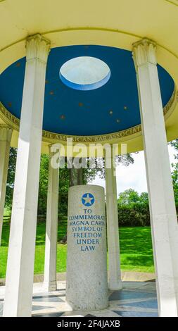 Magna carta Memorial, Runnymede, accanto al Tamigi. Foto Stock