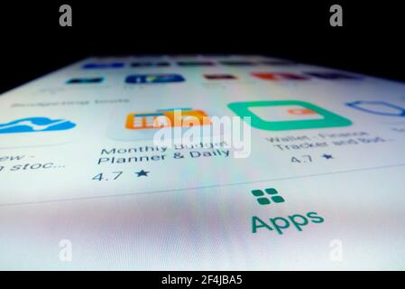 Visualizzazione ravvicinata delle app in vendita su Google Play Store Foto Stock