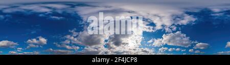 Panorama cielo con nuvole Cirrus in formato equirettangolare sferico senza giunture. Full Zenith per l'uso in 3D grafica, gioco e montaggio aereo drone 360 Foto Stock
