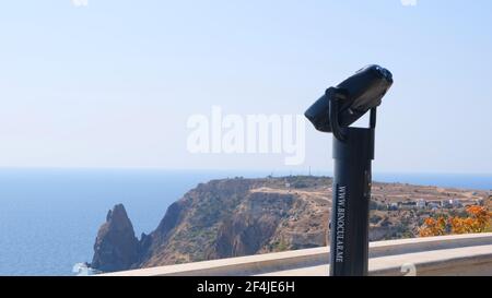 Binocolo a gettoni che si affaccia su un paesaggio montano: Sevastopol, Crimea - 17 settembre 2020 Foto Stock