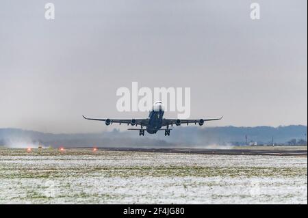 Hoersching, austria, 20 marzo 2021, Airbus A340, 9H-SUN operata da Hi Fly è decollato all'aeroporto di linz Foto Stock