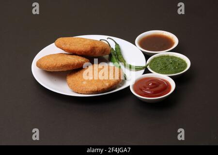 Kachouri cibo serpente indiano o kachoudi kachori servito con tamarindo e chutney di menta Foto Stock