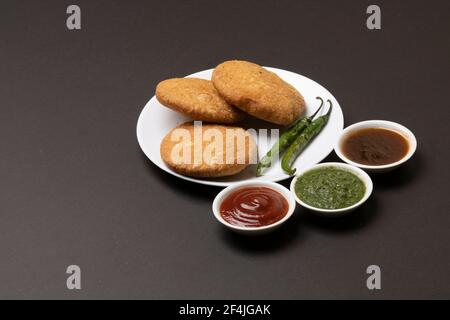 Kachouri cibo serpente indiano o kachoudi kachori servito con tamarindo e chutney di menta Foto Stock