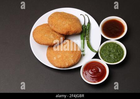 Kachouri cibo serpente indiano o kachoudi kachori servito con tamarindo e chutney di menta Foto Stock