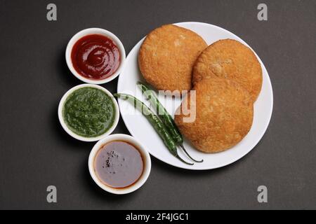 Kachouri cibo serpente indiano o kachoudi kachori servito con tamarindo e chutney di menta Foto Stock