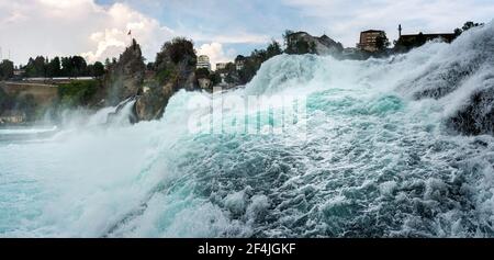 Rheinfall - la più grande cascata d'Europa vicino a Schaffhausen in Svizzera Foto Stock