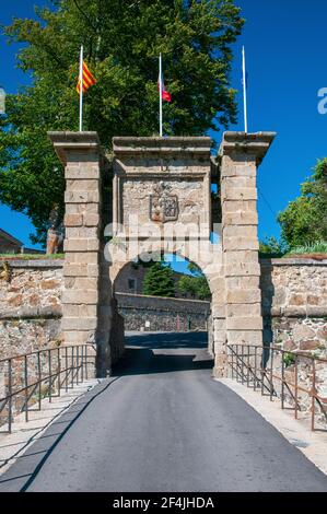 Porta d'ingresso alla città fortificata di Mont-Louis, Pirenei Orientali (66), occitanie regione, Francia. È stato costruito da Vauban ed è un mondo Unesco Foto Stock