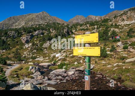 Cartelli escursionistici intorno ai laghi Bouillouses, un sito naturale nella regione di Capcir, Parco Naturale Regionale dei Pirenei Catalani, Pirenei Orientali (66), Occi Foto Stock