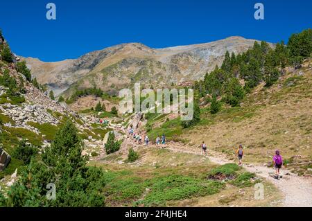 Escursionisti sul sentiero intorno ai laghi Bouillouses, un sito naturale nella regione di Capcir, Parco Naturale Regionale dei Pirenei Catalani, Pirenei Orientali (66 Foto Stock