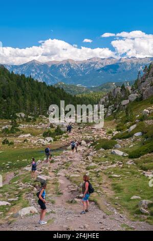 Escursionisti sul sentiero intorno ai laghi Bouillouses, un sito naturale nella regione di Capcir, Parco Naturale Regionale dei Pirenei Catalani, Pirenei Orientali (66 Foto Stock