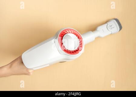 Piccolo aspirapolvere portatile bianco e rosso isolato su sfondo bianco.  Moderno aspirapolvere bianco portatile isolato su sfondo bianco. Palmare  Foto stock - Alamy