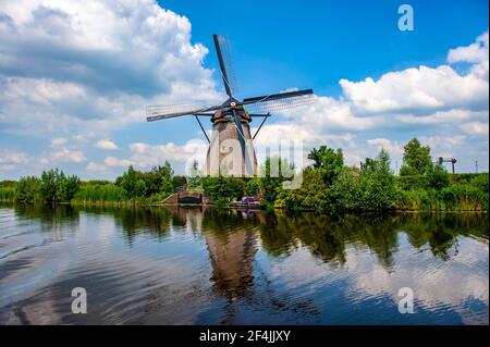 Mulino a vento olandese presso il villaggio di Kinderdijk nel Sud dei Paesi Bassi Foto Stock