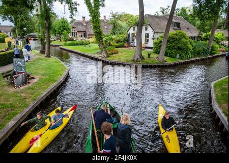 Giethoorn, Paesi Bassi - 6 luglio 2019: Turisti che navigano sui canali del villaggio di Giethoorn, Paesi Bassi Foto Stock