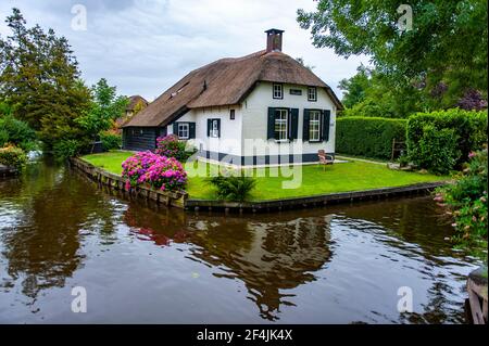 Giethoorn, Paesi Bassi - 6 luglio 2019: Tipica casa di villaggio olandese con tetto tradizionale nel villaggio di Giethoorn, Paesi Bassi Foto Stock