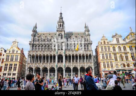 Bruxelles, Belgio - 13 luglio 2019: Folle di persone che camminano di fronte alla Casa del Re sulla Grand Place, la piazza centrale di Bruxelles in Belgio Foto Stock