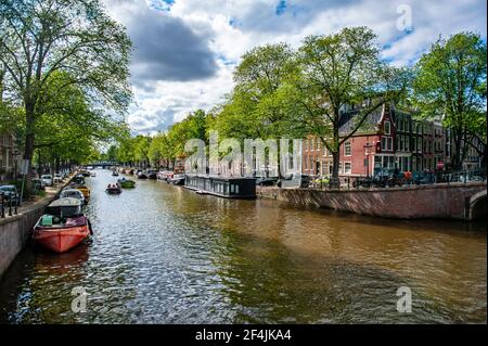 Amsterdam, Paesi Bassi - 7 luglio 2019: Canali di Amsterdam e tradizionali case galleggianti olandesi in una giornata estiva nei Paesi Bassi Foto Stock