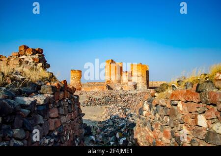 Le rovine della famosa fortezza di Dashtadem nella provincia di Aragatsotn Di Armenia Foto Stock