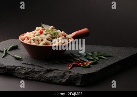 Upma Ven Pongal con Sambar, cocco Chutney popolare prima colazione indiana Tamil Nadu festival Pongal fatto con Rava o semolina Foto Stock