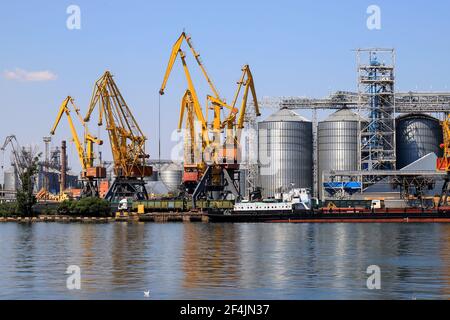 Odessa, porto commerciale industriale marino dell'Ucraina. Zona industriale del porto marittimo di Odessa. Gru per container. Terminal dei contenitori di carico del porto marittimo per il trasporto merci. Foto Stock