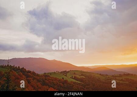 Majestic sunset in the mountains. Foto Stock