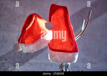 Due cappelli Babbo Natale appendono su un appendiabiti Foto Stock