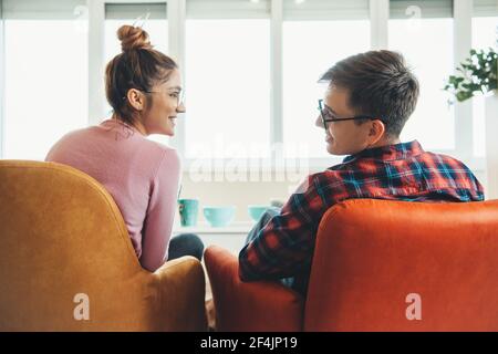 indietro foto di una coppia caucasica sdraiata in poltrona sorridendo Foto Stock