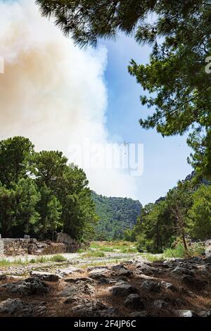 Incendi in Turchia. Kemer. Elicottero pompiere. Catene montuose Foto Stock