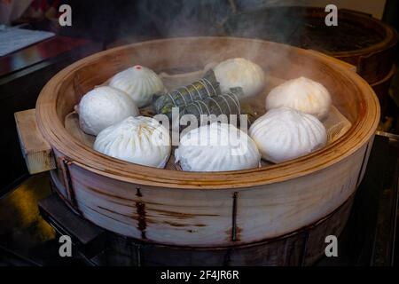 Gnocchi asiatici, chiamati dim sum, che cucinano in un vaporiere di legno nella Chinatown giapponese di Yokohama vicino a Tokyo. Foto Stock