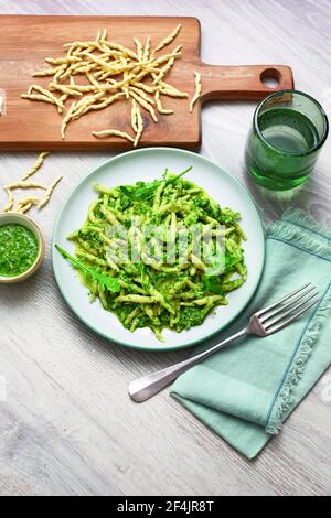 Pasta italiana con insalata di rucola e pesto di ricotta Foto Stock