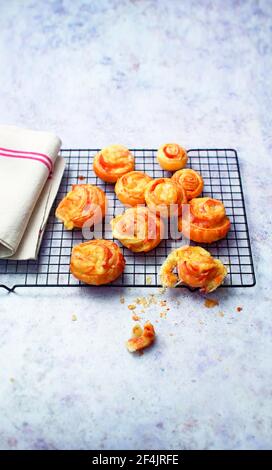 Involtini di pasta sfoglia ripieni Foto Stock