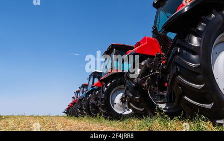 Nuovi trattori agricoli in magazzino Foto Stock