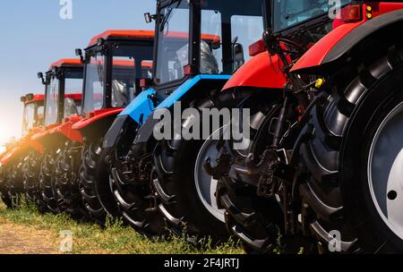 Nuovi trattori agricoli in magazzino Foto Stock