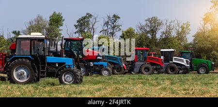 Parco macchine agricole sul campo. Foto Stock