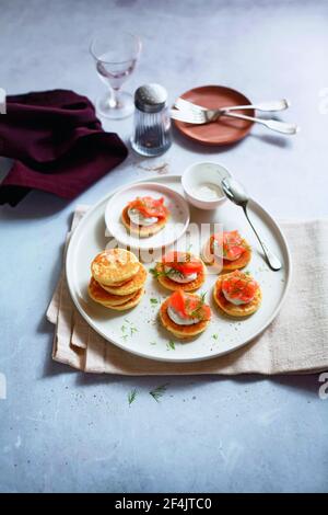 Frittelle con formaggio cremoso e salmone Foto Stock