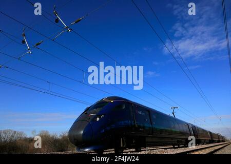 Hull Trains 802302 Azuma, East Coast Main Line Railway; Peterborough, Cambridgeshire, Inghilterra Foto Stock