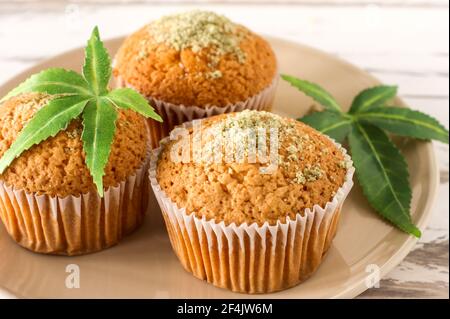 Cupcake con marijuana. Gustosi muffin cupcake con erbacce di cannabis cbd. Farmaci di marijuana medica nel dessert alimentare, legalizzazione ganja Foto Stock