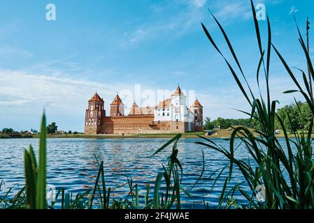 Complesso del castello di Mir in estate con cielo blu nuvoloso. Punto di riferimento turistico in Bielorussia, monumento culturale, vecchia fortezza Foto Stock