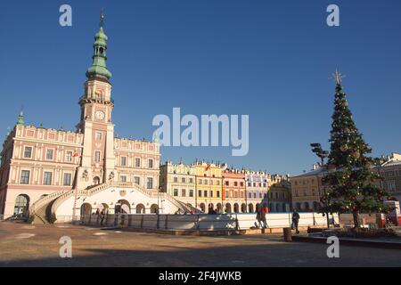 Zamosc, Polonia, 27 dicembre 2020. Albero di Natale decorato sulla piazza di fronte al municipio in una gelida mattina d'inverno. Antichi archi europei Foto Stock